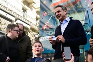 Οι πρώτες νέες κάρτες αναπηρίας μοιράστηκαν προσωπικά από τον πρωθυπουργό, σε ειδική εκδήλωση στον σταθμό του Συντάγματος